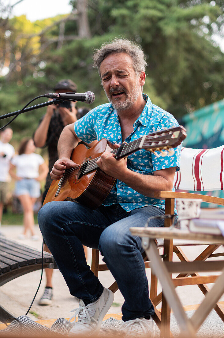 Santi Balmes, spanischer Indie-Pop-Musiker und Schriftsteller, Frontmann der Band Love of Lesbian, tritt live im El Kiosko de las Letras im Labordeta Park, Zaragoza, Spanien, auf