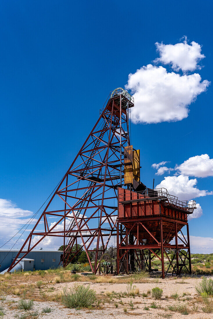 Fördergerüst und Erzbehälter über dem Schacht der Uranmine Energy Queen in der Nähe von La Sal, Utah, die jetzt geschlossen ist.