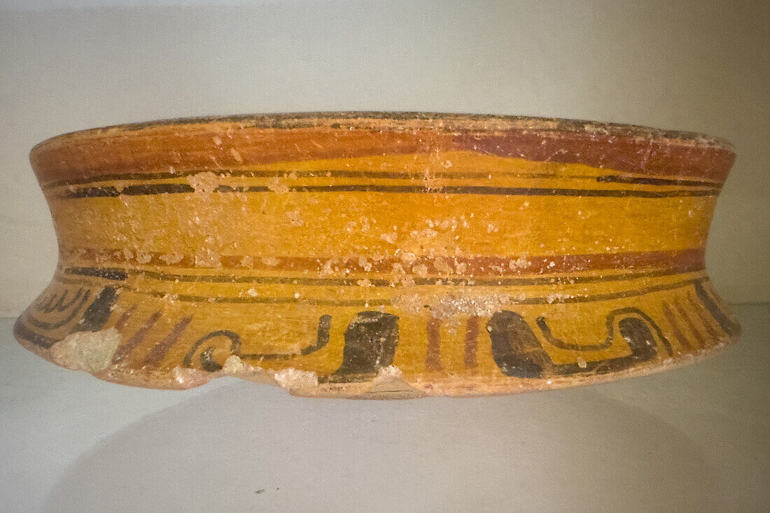 Fragment eines Maya-Keramiktopfes im Besucherzentrum des archäologischen Reservats Cahal Pech in San Ignacio, Belize.