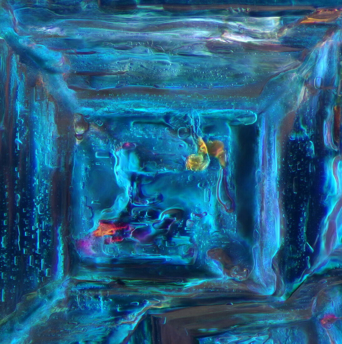 Das Bild zeigt eine kristallisierte Mischung aus Kochsalz und Erythritol, fotografiert durch das Mikroskop in polarisiertem Licht bei einer Vergrößerung von 100X