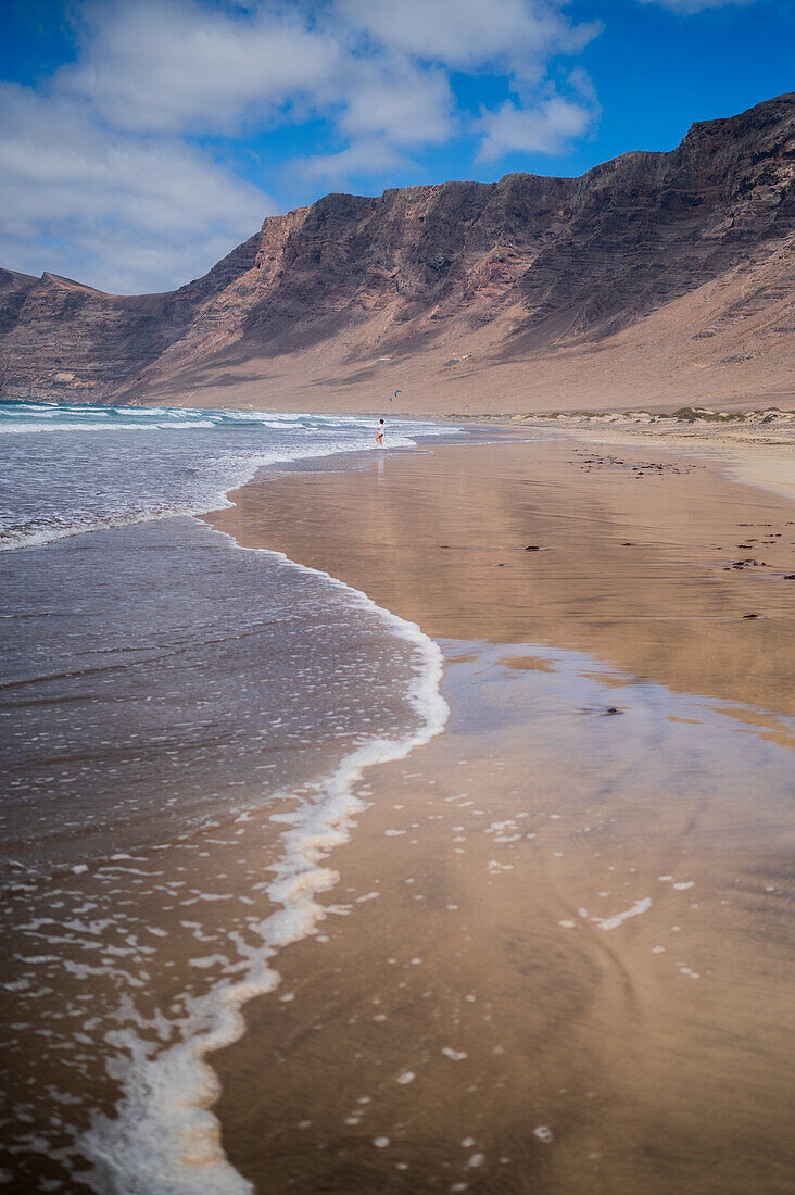 Famara beach (Playa de Famara), 6km golden sand beach located within the Natural Park of the Chinijo Archipelago, between the fishing village of La Caleta de Famara and the base of the impressive cliffs of Famara, Lanzarote, Canary Islands, Spain\n