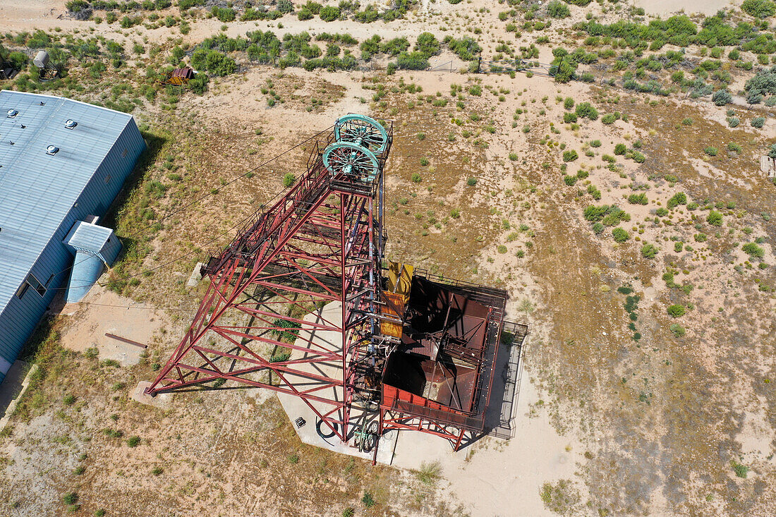 Fördergerüst über dem vertikalen Minenschacht der jetzt stillgelegten Energy Queen Uranmine in La Sal, Utah.