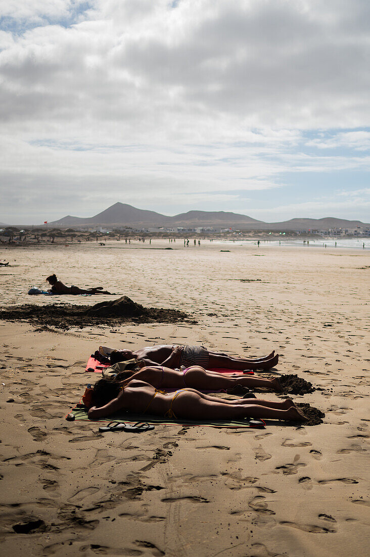 Strand von Famara (Playa de Famara), 6 km langer goldener Sandstrand im Naturpark des Chinijo-Archipels, zwischen dem Fischerdorf La Caleta de Famara und dem Fuß der beeindruckenden Klippen von Famara, Lanzarote, Kanarische Inseln, Spanien