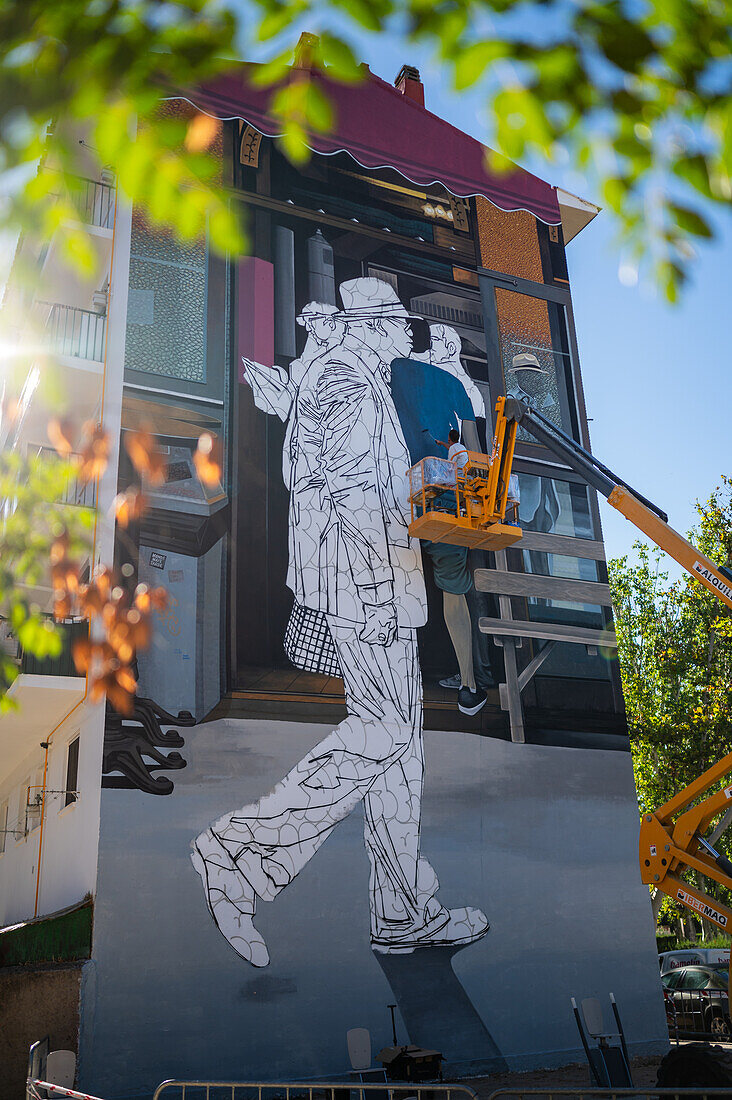 Die französische Künstlerin Taroe bei der Arbeit am Asalto International Urban Art Festival in Zaragoza, Spanien