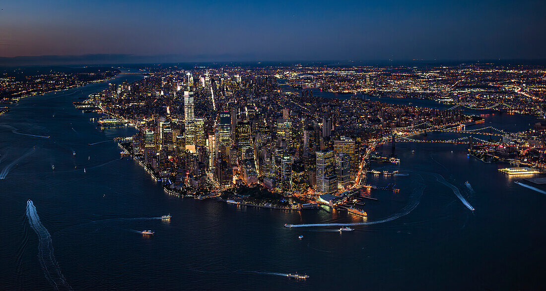 Luftaufnahme von Lower Manhattan bei Nacht beleuchtet