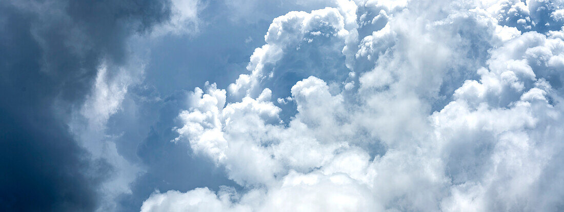 Geschwollene weiße und blaue Wolken am Himmel