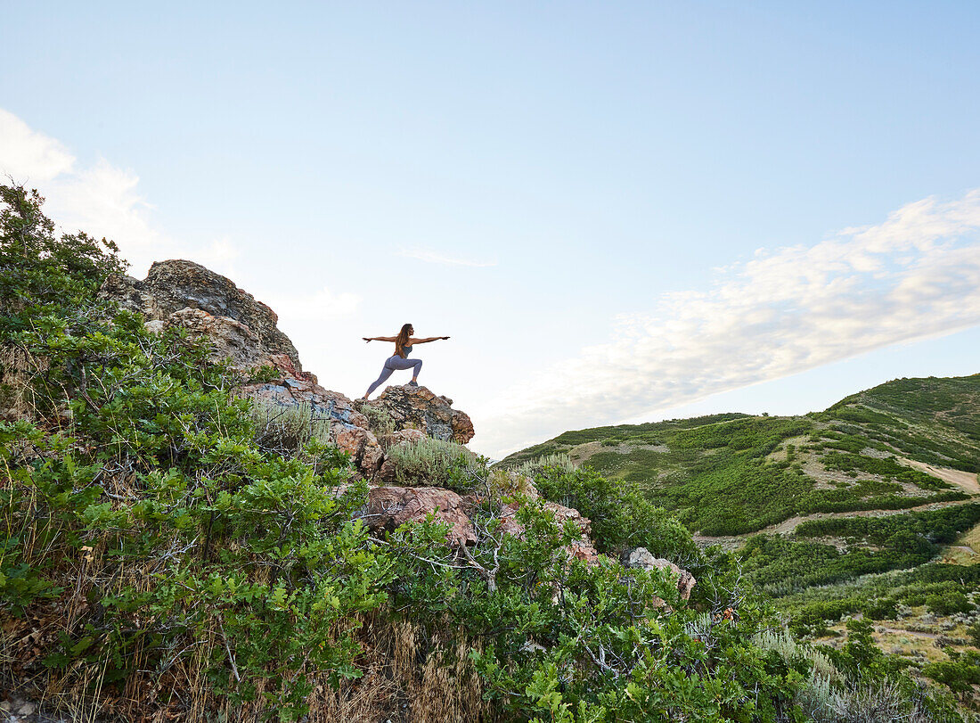 Mittlere erwachsene Frau macht Yoga in den Bergen