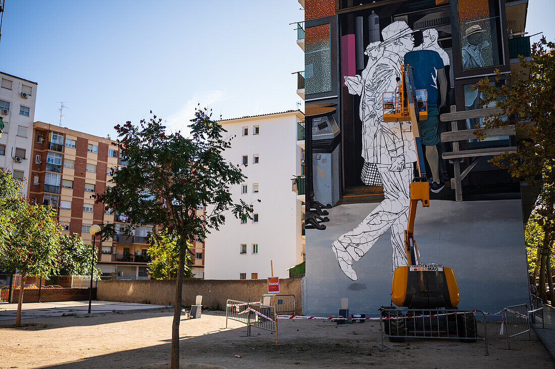 Die französische Künstlerin Taroe arbeitet beim Asalto International Urban Art Festival in Zaragoza, Spanien