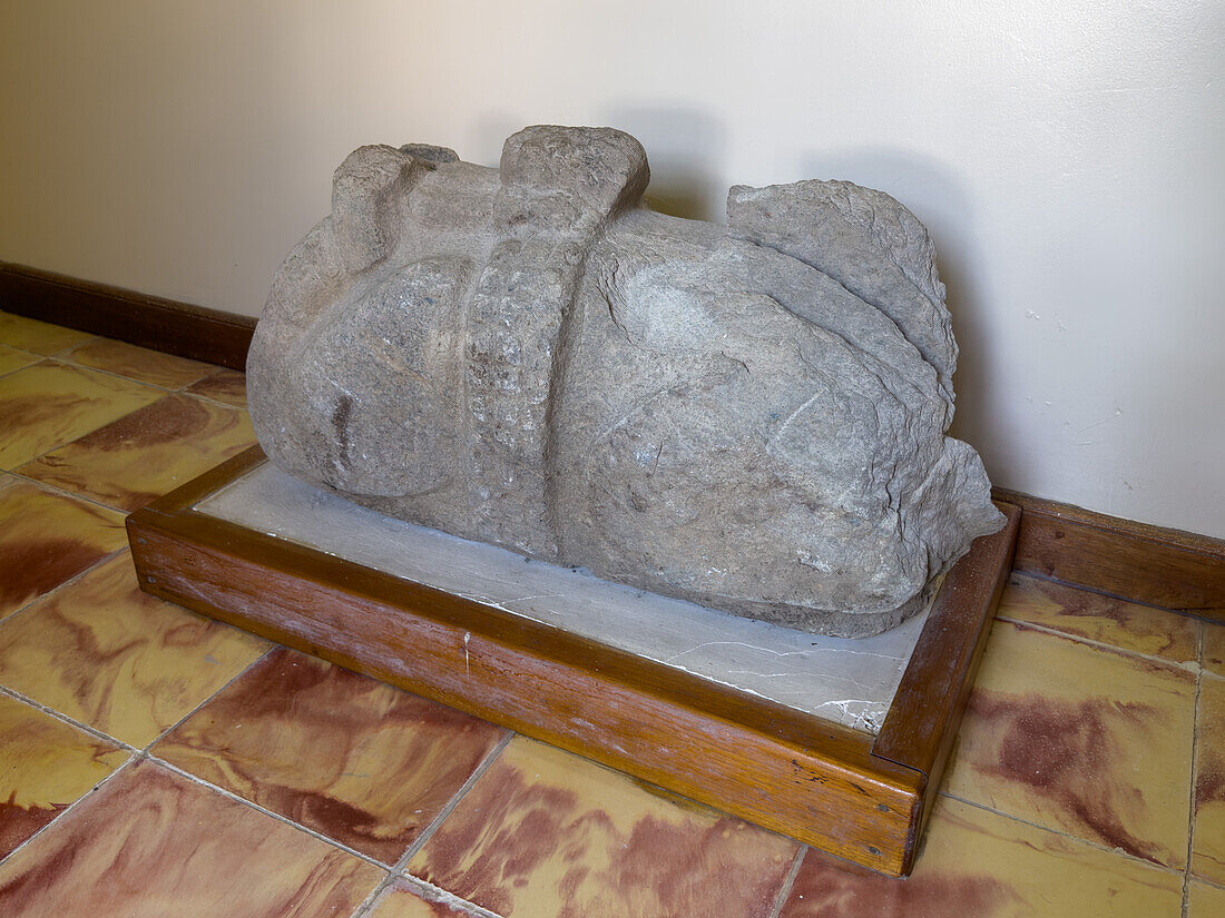Bacna Monumnet 1, eine Steinskulptur eines gefesselten Gefangenen im Museum im archäologischen Reservat Cahal Pech in Belize.