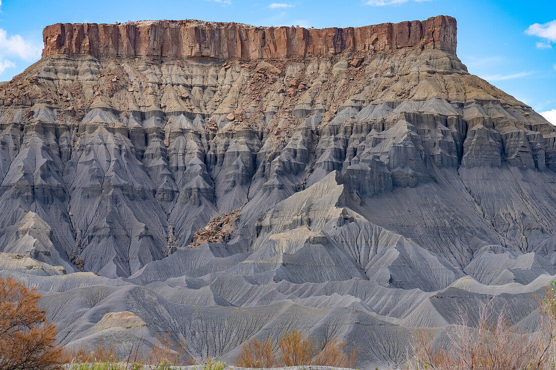 Geometrische Muster in den Erosionsmustern der Schutthänge von Buttes in der Caineville-Wüste bei Hanksville, Utah.