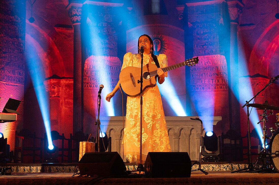 Die spanische Singer-Songwriterin Valeria Castro, eine der vielversprechenden Frauen, die in den letzten Jahren in der spanischen Folkloreszene aufgetaucht sind, tritt beim Veruela Summer Festival 2023 in Zaragoza, Spanien, auf