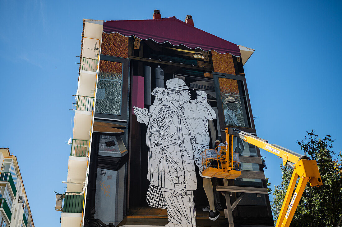 Die französische Künstlerin Taroe arbeitet beim Asalto International Urban Art Festival in Zaragoza, Spanien