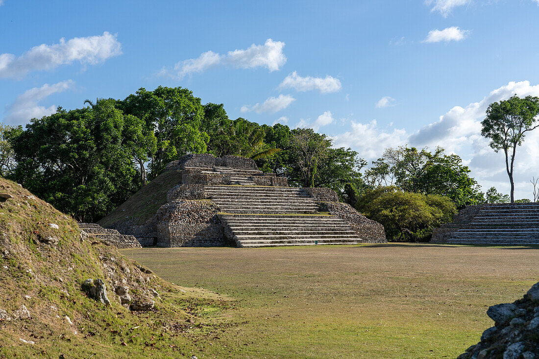 Tempel / Struktur A3 über Plaza A mit Struktur A2 rechts. Archäologisches Reservat Altun Ha, Belize.