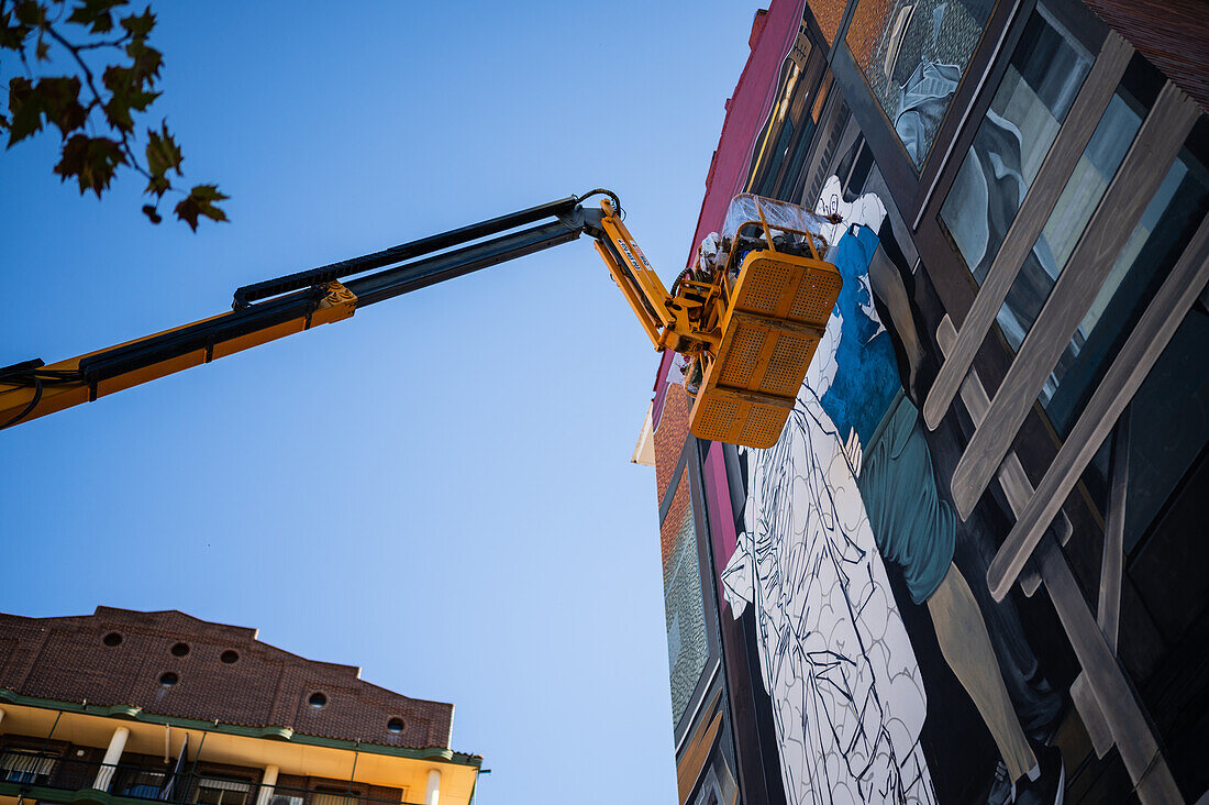 Die französische Künstlerin Taroe arbeitet beim Asalto International Urban Art Festival in Zaragoza, Spanien