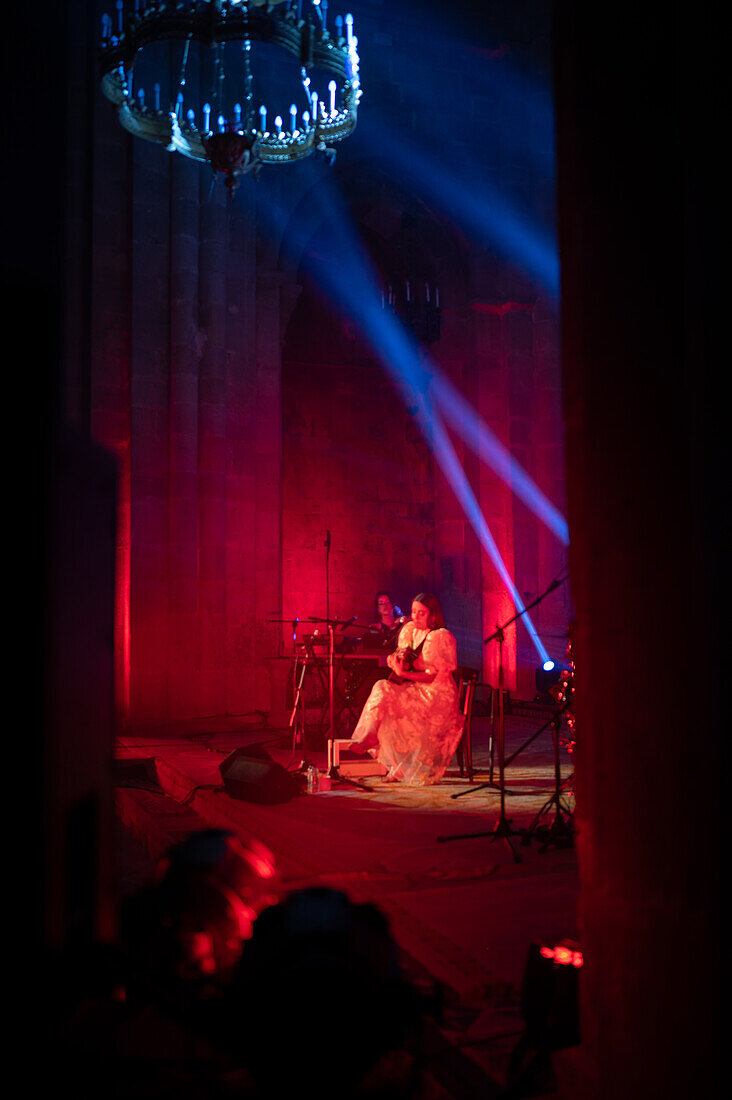 Die spanische Singer-Songwriterin Valeria Castro, eine der vielversprechenden Frauen, die in den letzten Jahren in der spanischen Folkloreszene aufgetaucht sind, tritt beim Veruela Summer Festival 2023 in Zaragoza, Spanien auf