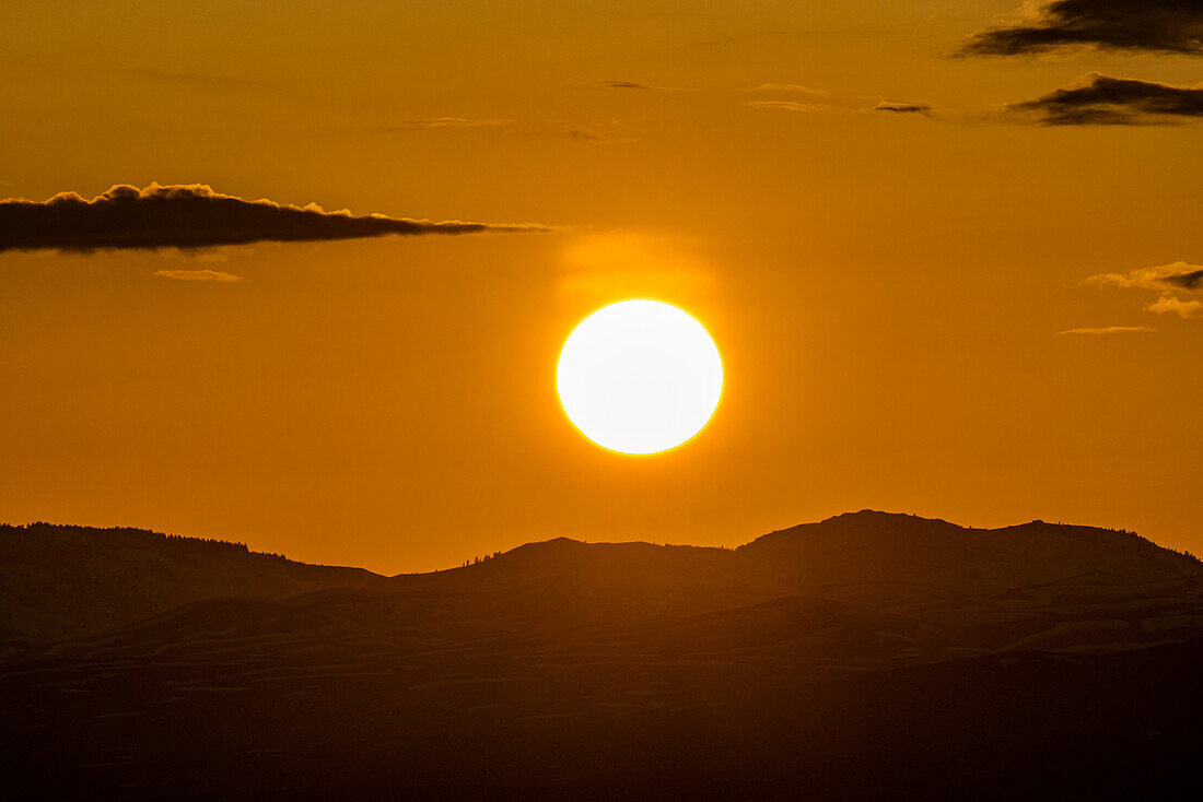 Untergehende Sonne über den Bergen bei Sun Valley