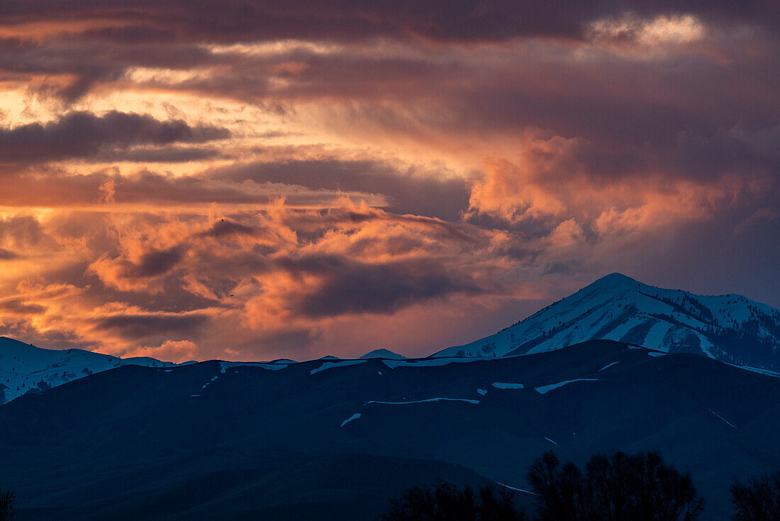 USA, Idaho, Bellevue, Dramatische Wolken bei Sonnenuntergang in den Bergen bei Sun Valley