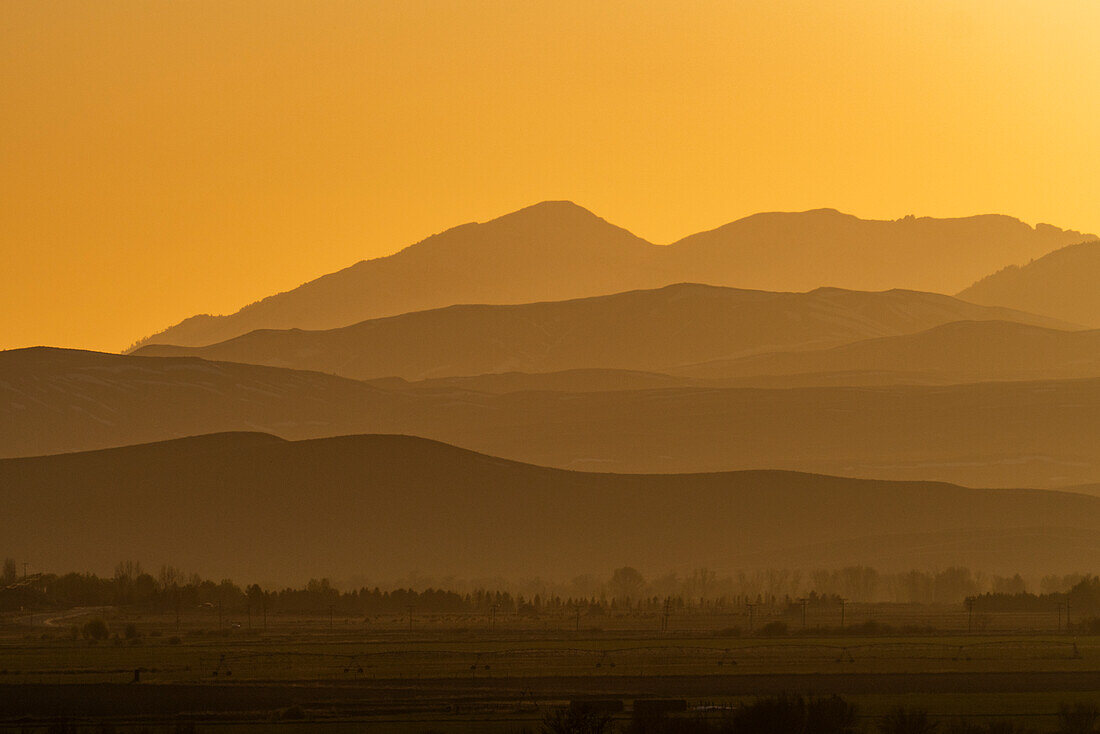 USA, Idaho, Bellevue, Mountain layers during sunset near Sun Valley\n