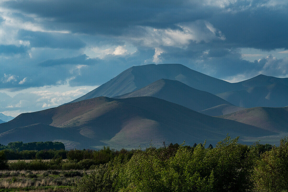 USA, Idaho, Bellevue, Clouds above mountains at sunset\n