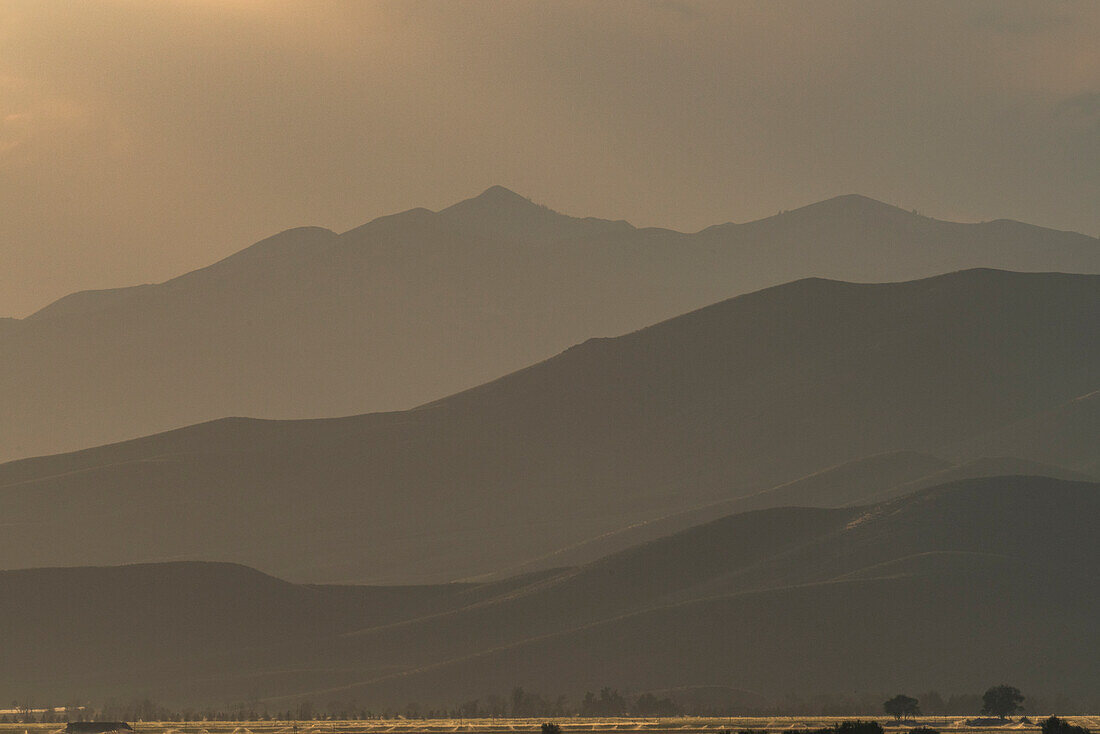 USA, Idaho, Bellevue, Berglandschaft im Nebel bei Sonnenuntergang