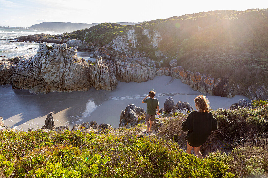 Südafrika, Hermanus, Bruder (10-11) und Schwester (16-17) erkunden die felsige Küste in Voelklip Beach