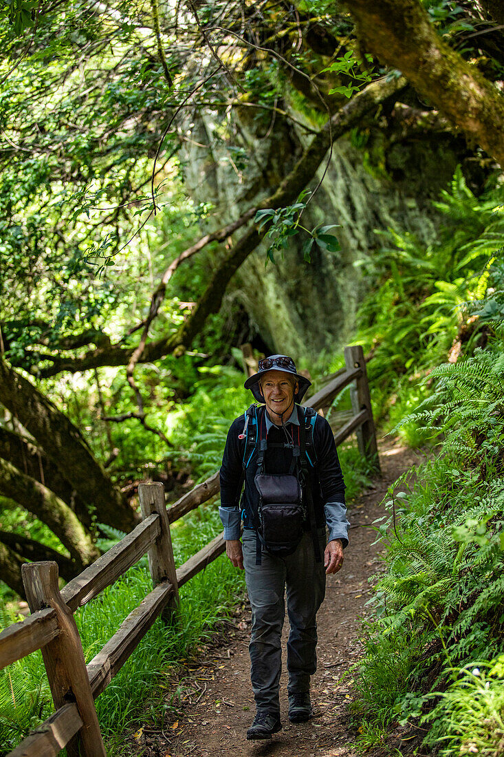 Lächelnder älterer Mann beim Wandern auf dem Dipsea Trail