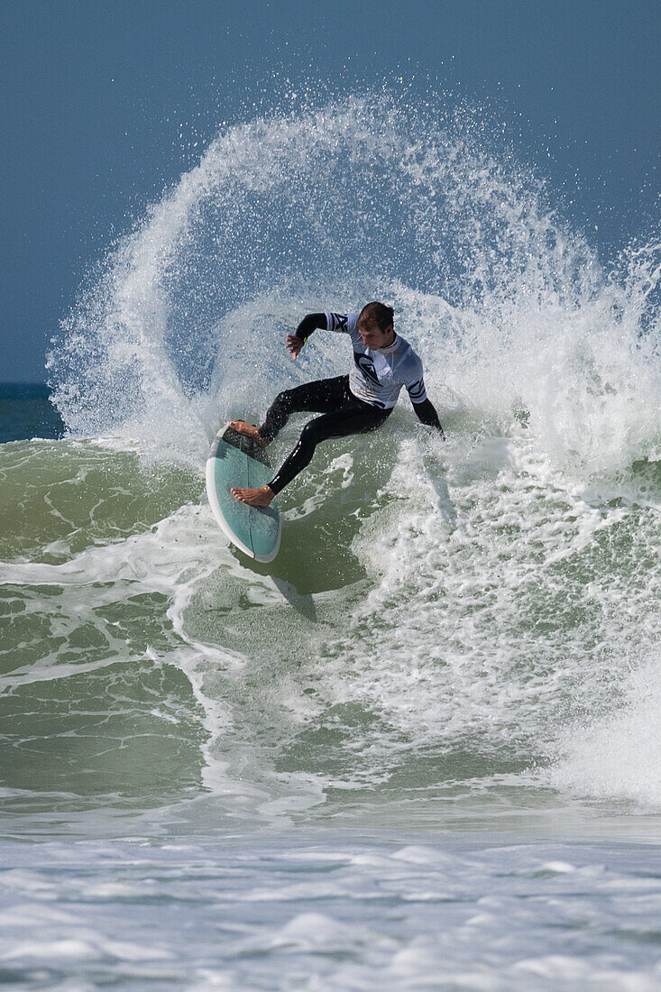 Der australische Profi-Surfer Josh Kerr während des Quiksilver-Festivals in Capbreton, Hossegor und Seignosse, bei dem 20 der besten Surfer der Welt, die von Jeremy Flores handverlesen wurden, im Südwesten Frankreichs gegeneinander antreten.