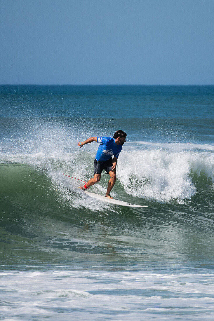 Der spanische Surfer Aritz Aranburu beim Quiksilver Festival in Capbreton, Hossegor und Seignosse, bei dem 20 der besten Surfer der Welt, die von Jeremy Flores ausgewählt wurden, im Südwesten Frankreichs gegeneinander antreten.