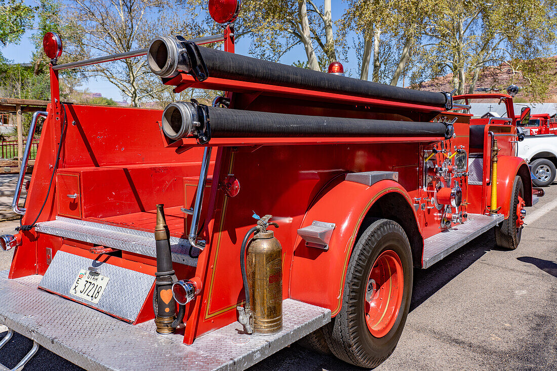 Ein amerikanisches LaFrance-Feuerwehrfahrzeug der Serie 700 aus dem Jahr 1948 bei einer Autoausstellung in Moab, Utah.