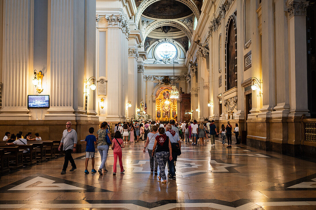 Gläubige in der Kathedrale-Basilika Unserer Lieben Frau von der Säule während des Blumenopfers für die Virgen del Pilar, der wichtigsten und beliebtesten Veranstaltung der Fiestas del Pilar, die am Tag der Spanier stattfindet, Zaragoza, Spanien