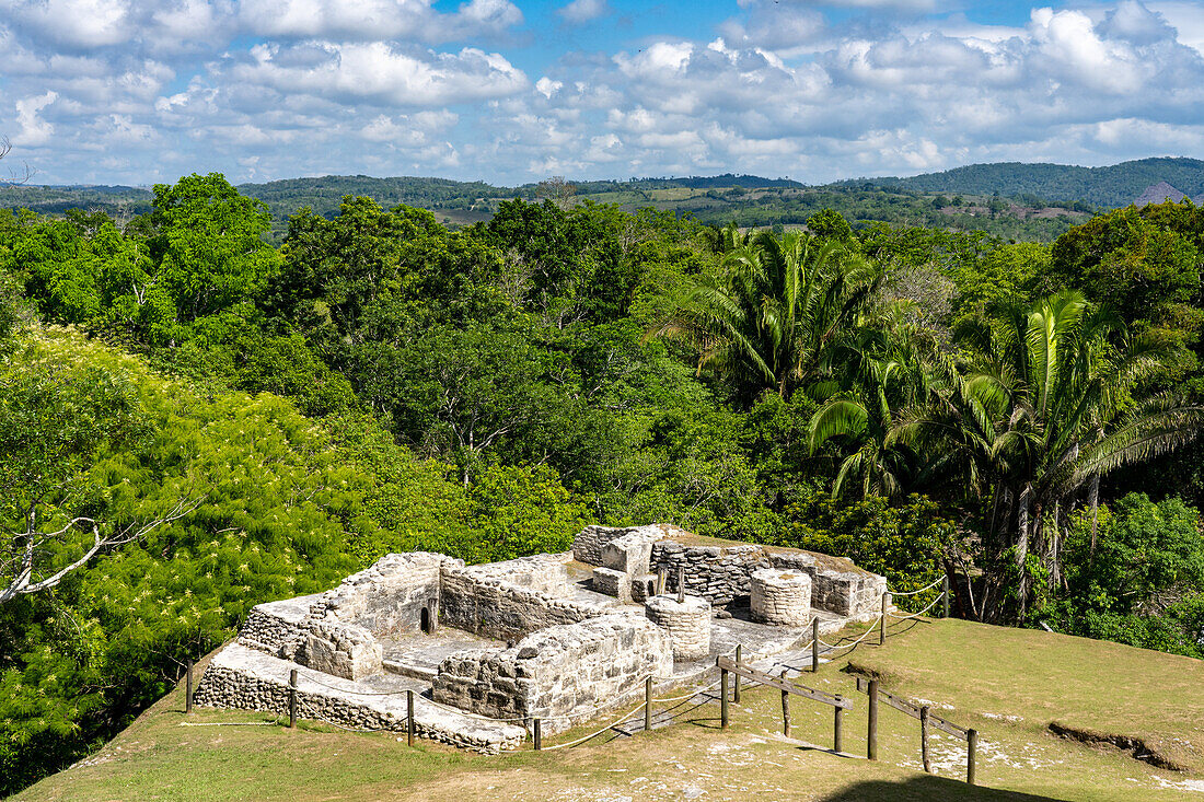 Teilweise restaurierte Struktur A-20 in den Maya-Ruinen im archäologischen Reservat Xunantunich in Belize.