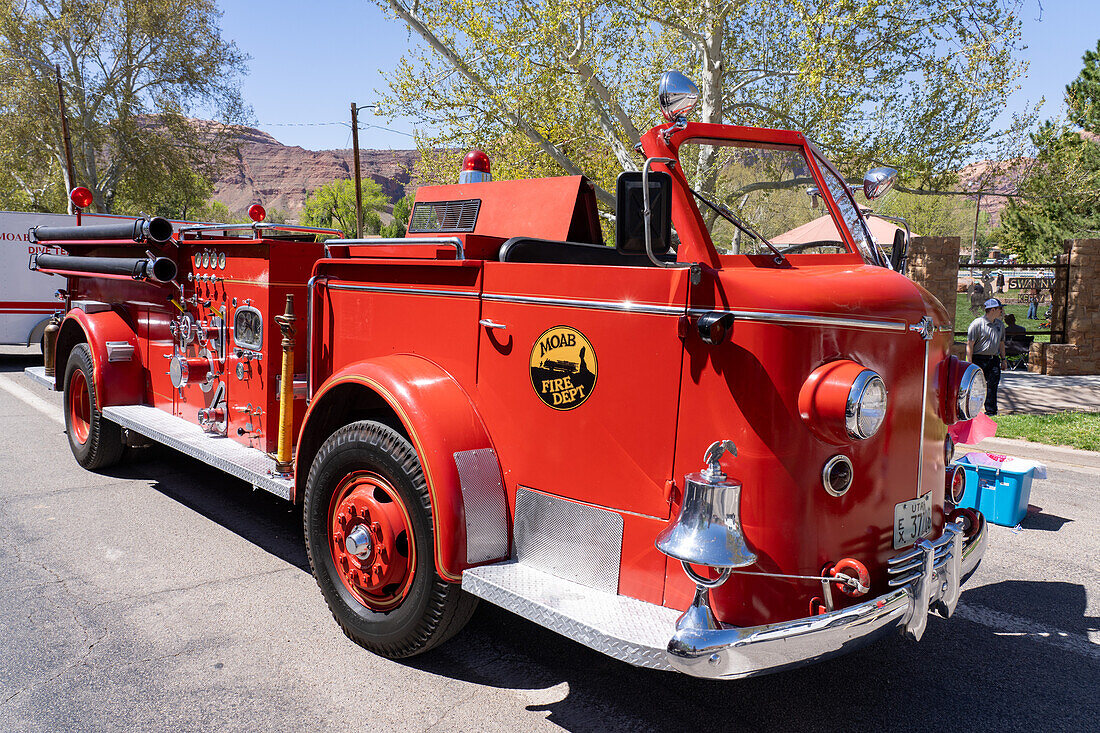 A 1948 Series 700 American LaFrance fire engine pumper truck in a car show in Moab, Utah.\n