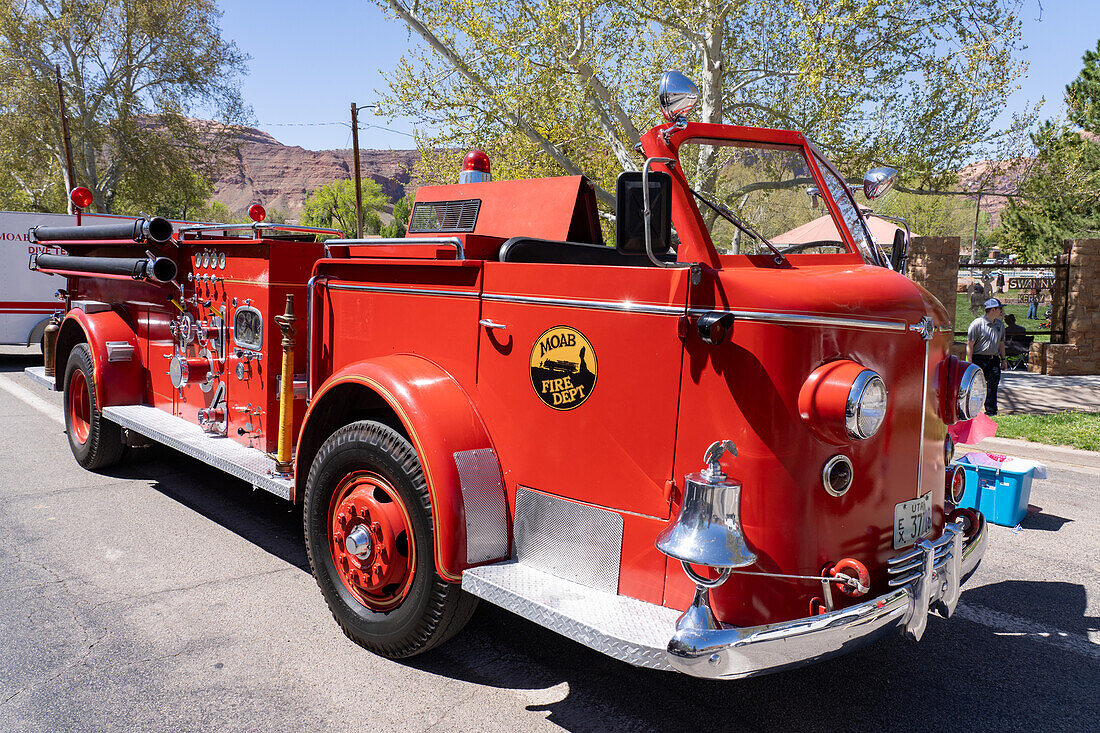 Ein amerikanischer LaFrance-Feuerwehrauto der Serie 700 aus dem Jahr 1948 bei einer Autoshow in Moab, Utah.