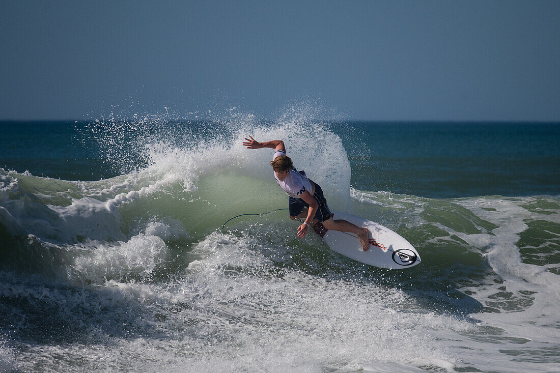 Australischer Profi-Surfer Kael Walsh beim Quiksilver Festival in Capbreton, Hossegor und Seignosse, mit 20 der besten Surfer der Welt, die von Jeremy Flores ausgewählt wurden, um im Südwesten Frankreichs anzutreten.