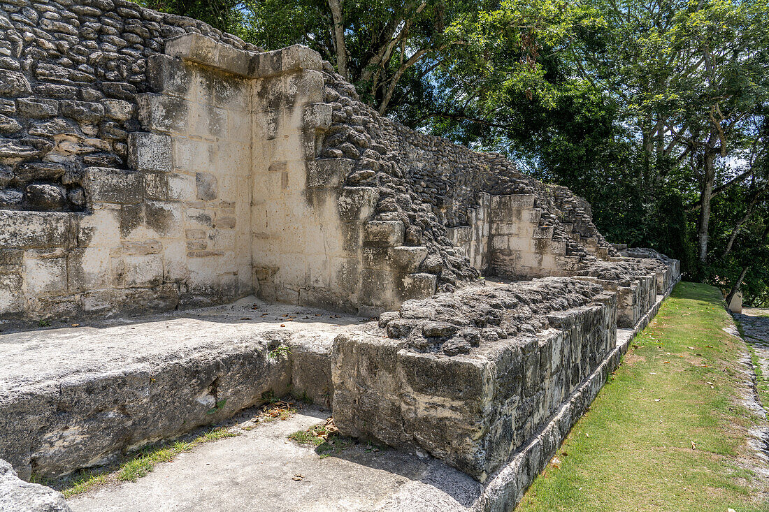 Struktur A-13 auf dem Platz A-2 im archäologischen Reservat Xunantunich in Belize.