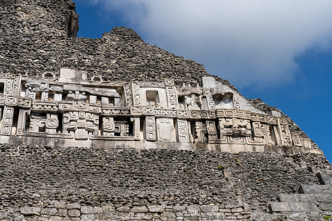 Der Ostfries von El Castillo oder Struktur A-6 in den Maya-Ruinen des archäologischen Reservats von Xunantunich in Belize.