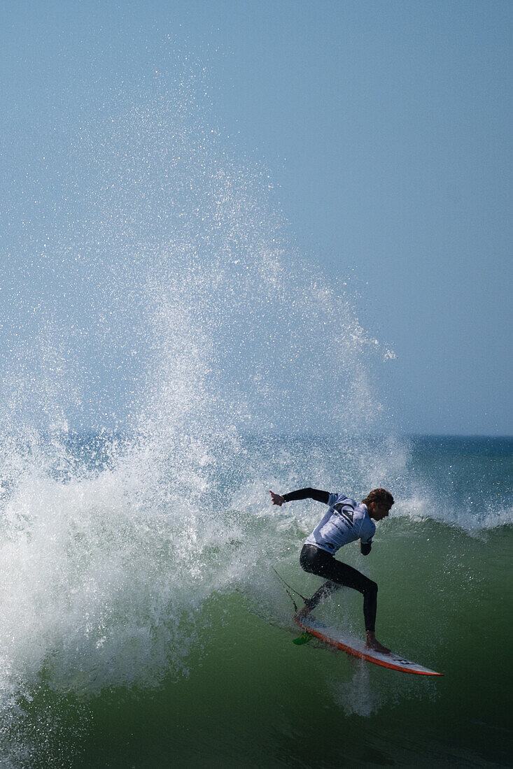 Der einheimische französische Surfer Sam Piter beim Quiksilver Festival in Capbreton, Hossegor und Seignosse, bei dem 20 der besten Surfer der Welt, die von Jeremy Flores ausgewählt wurden, im Südwesten Frankreichs gegeneinander antreten.