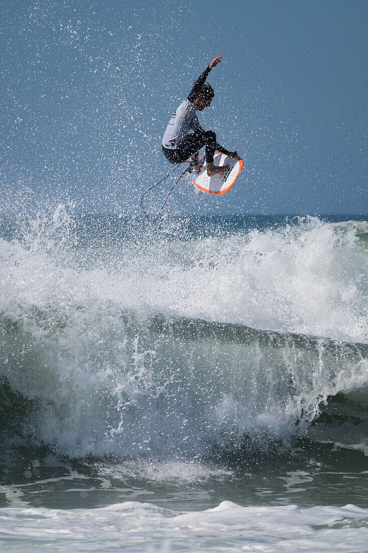 Der einheimische französische Surfer Sam Piter beim Quiksilver Festival in Capbreton, Hossegor und Seignosse, bei dem 20 der besten Surfer der Welt, die von Jeremy Flores ausgewählt wurden, im Südwesten Frankreichs gegeneinander antreten.