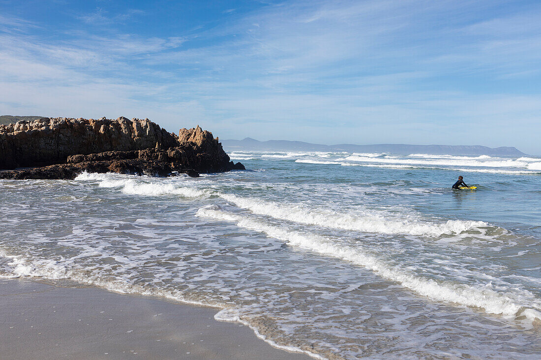 Südafrika, Hermanus, Junge (10-11) beim Bodyboarden im Atlantik in Kammabaai Beach