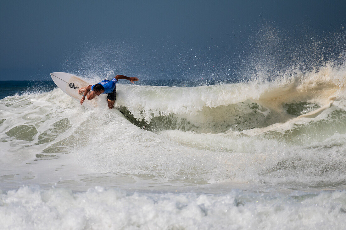 Marc Lacomare, französischer Profi-Surfer, während des Quiksilver Festivals in Capbreton, Hossegor und Seignosse, mit 20 der besten Surfer der Welt, die von Jeremy Flores ausgewählt wurden, um im Südwesten Frankreichs gegeneinander anzutreten.