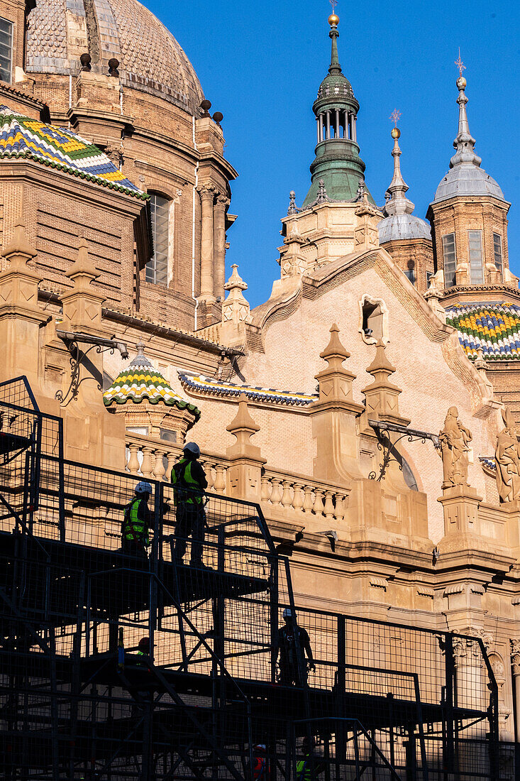 Arbeiter bei den Vorbereitungen für die Blumenspende an die Virgen del Pilar, die wichtigste und beliebteste Veranstaltung der Fiestas del Pilar am Tag der Hispanoamerikaner, Zaragoza, Spanien