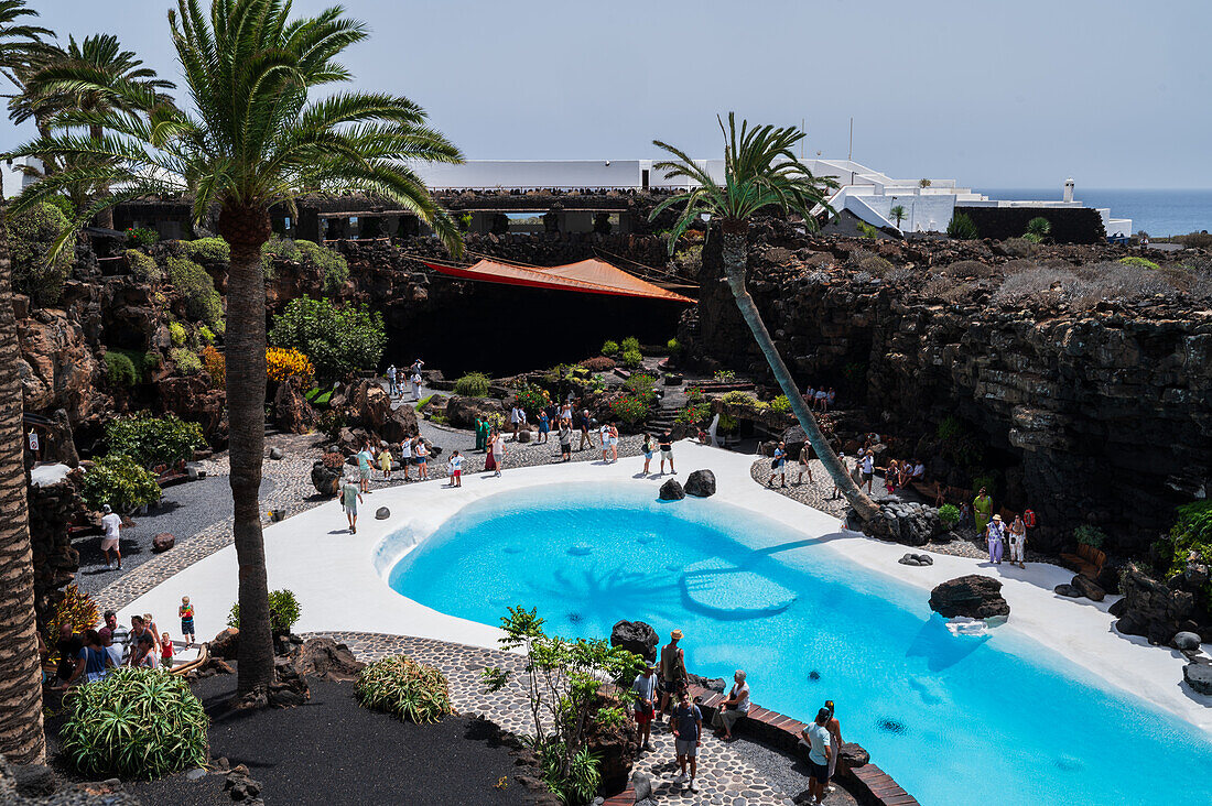 Jameos del Agua ist eine Reihe von Lavahöhlen und ein Kunst-, Kultur- und Tourismuszentrum, das vom lokalen Künstler und Architekten Cesar Manrique auf Lanzarote, Kanarische Inseln, Spanien, geschaffen wurde.