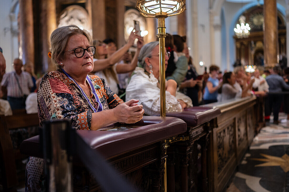 Gläubige in der Kathedrale-Basilika Unserer Lieben Frau von der Säule während des Blumenopfers für die Virgen del Pilar, der wichtigsten und beliebtesten Veranstaltung der Fiestas del Pilar am Spanischen Tag, Zaragoza, Spanien