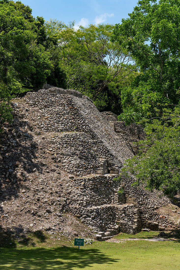 Struktur A-2, eine Pyramide in der Ecke von Plaza A-2 in den Maya-Ruinen im archäologischen Reservat von Xunantunich in Belize.