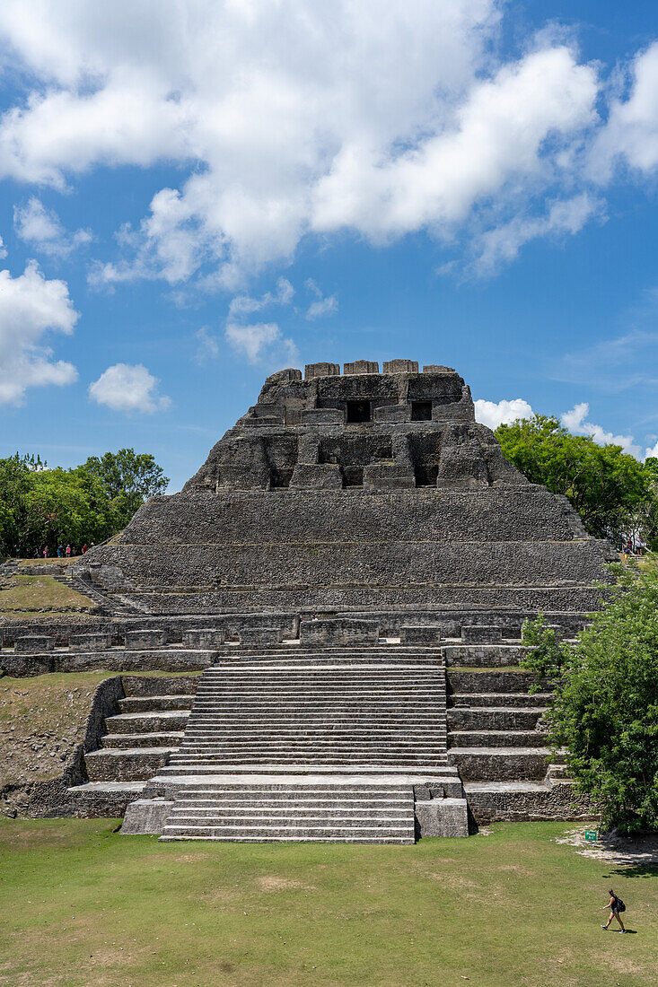 El Castillo, Struktur 6, mit der Treppe von Struktur 32 davor im archäologischen Reservat von Xunantunich in Belize.