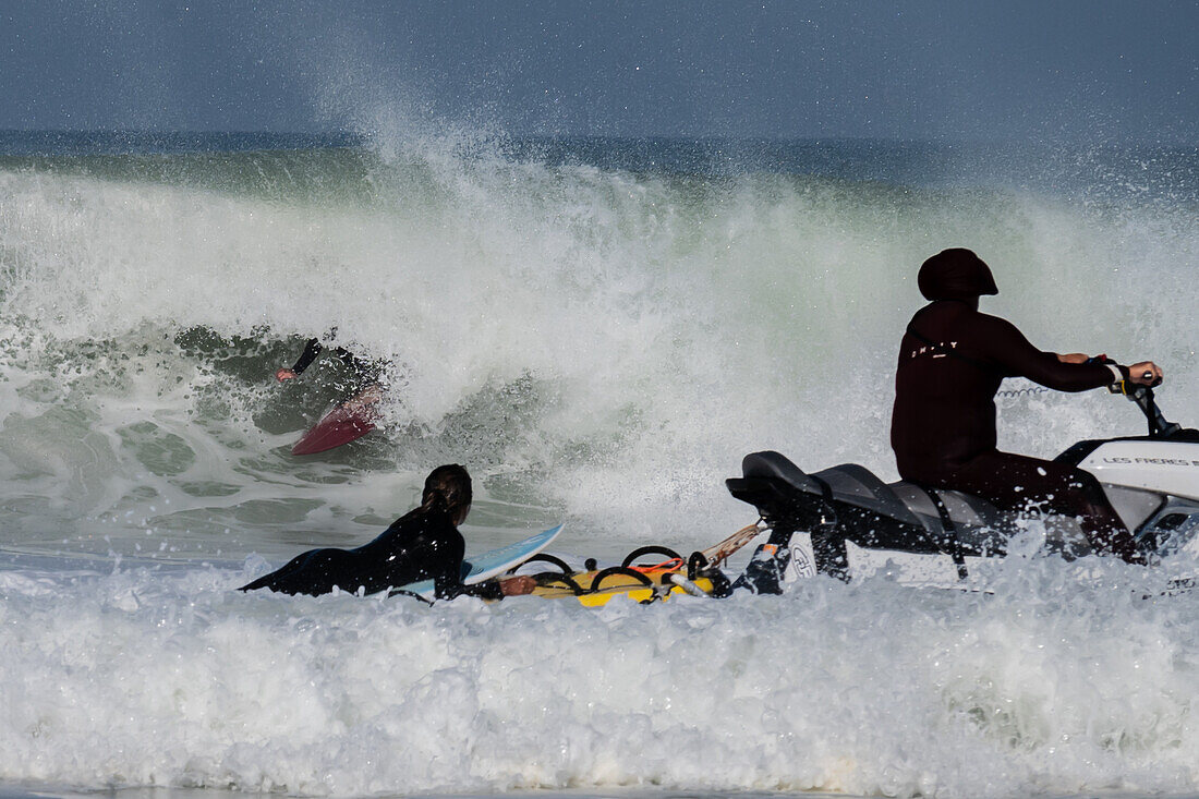 Quiksilver Festival in Capbreton, Hossegor und Seignosse mit 20 der besten Surfer der Welt, die von Jeremy Flores ausgewählt wurden, um sich im Südwesten Frankreichs zu messen.