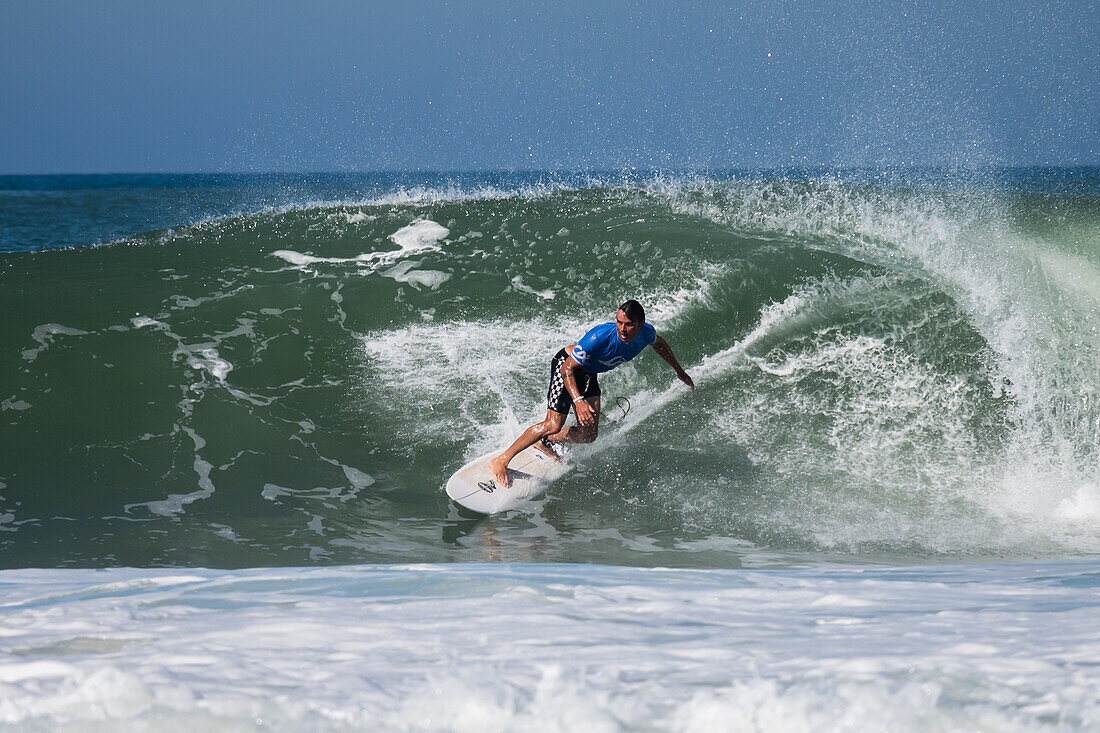 Marc Lacomare, französischer Profi-Surfer, während des Quiksilver-Festivals in Capbreton, Hossegor und Seignosse, bei dem 20 der besten Surfer der Welt, handverlesen von Jeremy Flores, im Südwesten Frankreichs gegeneinander antreten.