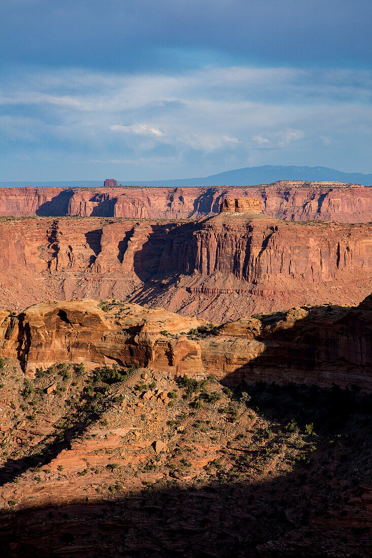 Sandsteinformationen entlang des Millard Canyon in den Orange Cliffs von Glen Canyon NRA mit den Abajo Mountains im Hintergrund. Utah.