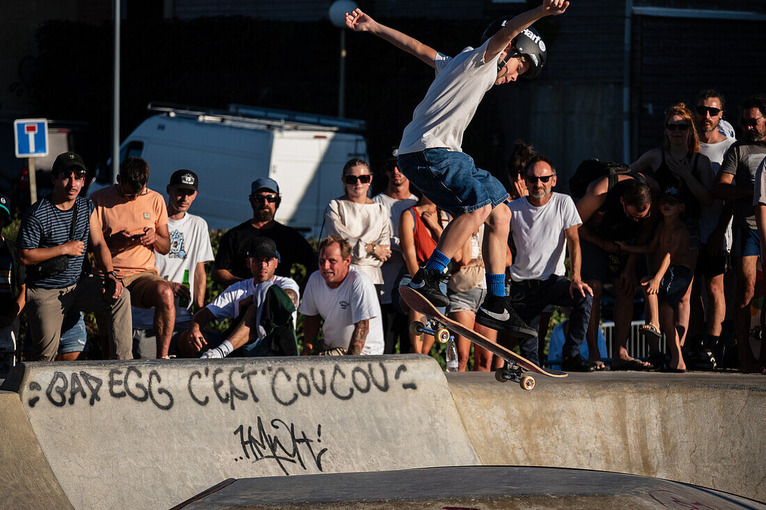 Skate-Event im Skatepark von Seignosse le Penon während des Quiksilver Festivals in Capbreton, Hossegor und Seignosse, bei dem 20 der besten Surfer der Welt, die von Jeremy Flores ausgewählt wurden, im Südwesten Frankreichs gegeneinander antreten.