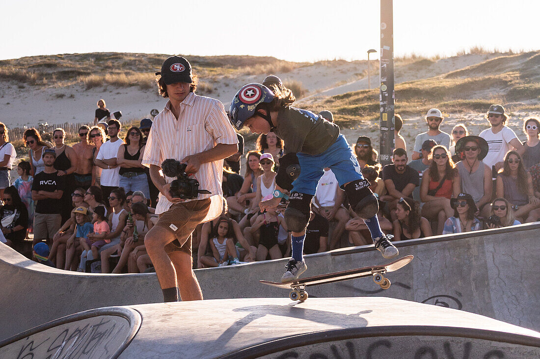 Skate-Event im Skatepark von Seignosse le Penon während des Quiksilver Festivals in Capbreton, Hossegor und Seignosse mit 20 der besten Surfer der Welt, die von Jeremy Flores ausgewählt wurden, um sich im Südwesten Frankreichs zu messen.